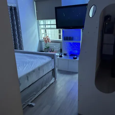 Homestay Oasis: Urban Retreat With Breakfast And Yoga *
