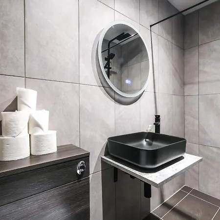 Apartment Quaint And Spacious Piccadilly Sleep 6 Vrd London