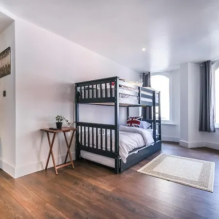 Apartment Quaint And Spacious Piccadilly Sleep 6 Vrd