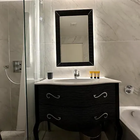Luxurious 2-bedroom, 2-bathroom Paddington Retreat With En-suite Tv Bed *