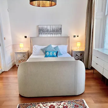 Luxurious 2-bedroom, 2-bathroom Paddington Retreat With En-suite Tv Bed Apartment London