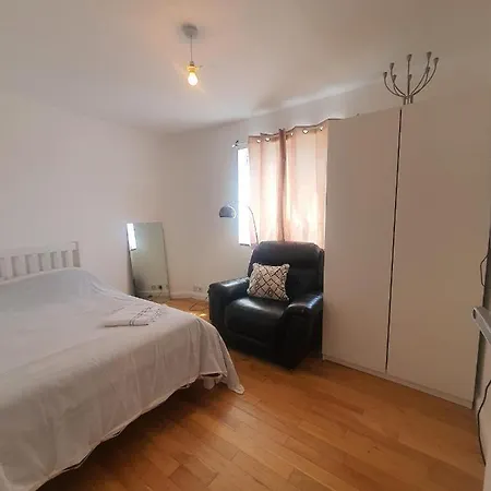 Art Double Bed Apartment