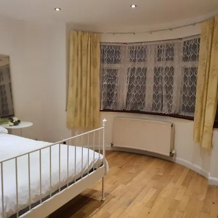 Art Double Bed Apartment Edgware