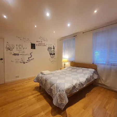 Art Double Bed Apartment Edgware