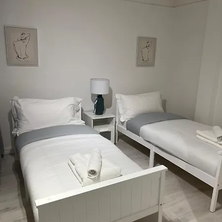 Apartment 2 Bedroom With Garden-