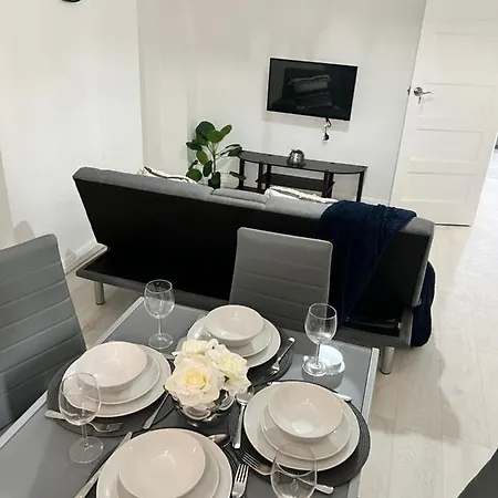 2 Bedroom With Garden- Apartment Wembley