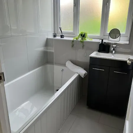 2 Bedroom With Garden- Wembley