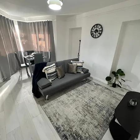 Apartment 2 Bedroom With Garden-