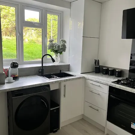 2 Bedroom With Garden- Wembley