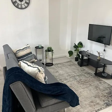 Apartment 2 Bedroom With Garden-
