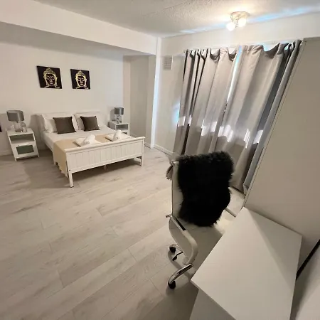 2 Bedroom With Garden- Wembley