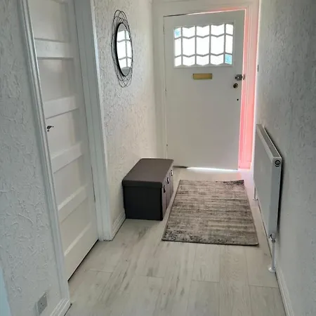 Apartment 2 Bedroom With Garden- *