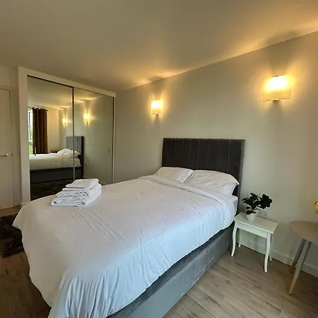 Apartment Luxury Modern 1 Bedroom With Balcony London