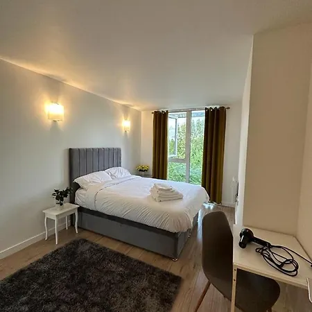 Luxury Modern 1 Bedroom With Balcony *