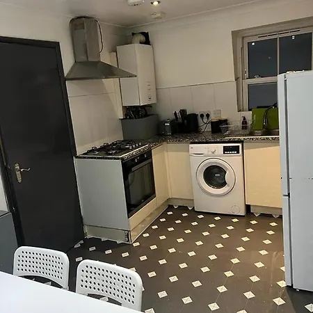 3 Bedroom Flat In King's Cross, St Pancras's. 8 People *