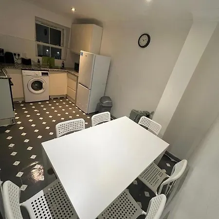Apartment 3 Bedroom Flat In King's Cross, St Pancras's. 8 People