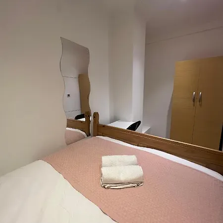 3 Bedroom Flat In King's Cross, St Pancras's. 8 People Apartment London