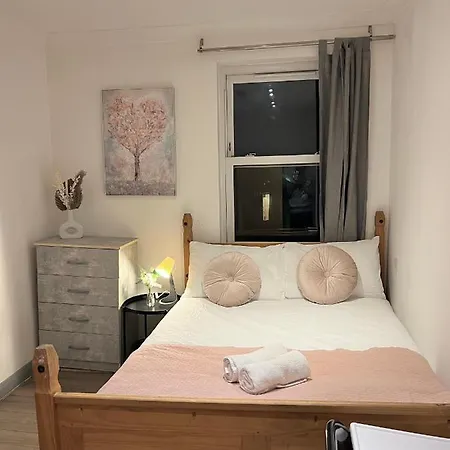 3 Bedroom Flat In King's Cross, St Pancras's. 8 People