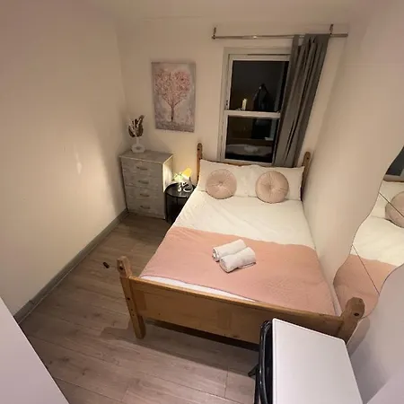 3 Bedroom Flat In King's Cross, St Pancras's. 8 People Apartment *