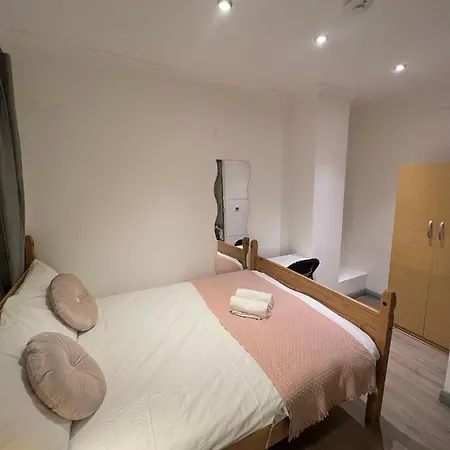 3 Bedroom Flat In King's Cross, St Pancras's. 8 People Apartment London
