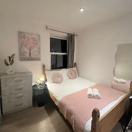 Apartment 3 Bedroom Flat In King's Cross, St Pancras's. 8 People *