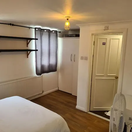 Tower Bridge Central: 4-bed House With Parking For 9 Holiday home *