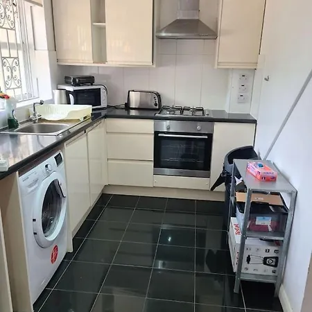 Tower Bridge Central: 4-bed House With Parking For 9 Holiday home London