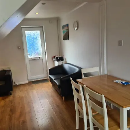 Tower Bridge Central: 4-bed House With Parking For 9 Holiday home London