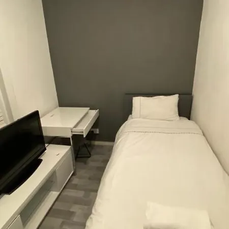 Apartment Snug Kingsize Bedroom Flat In