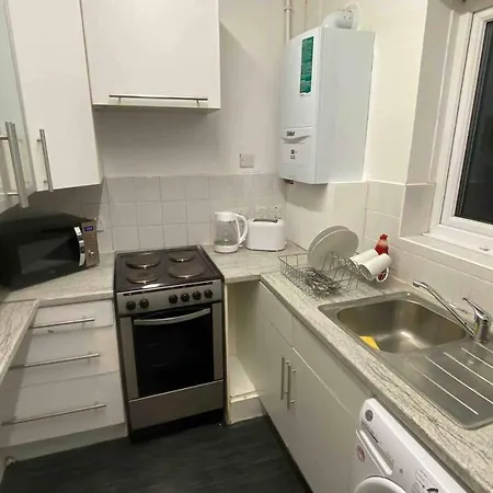 Apartment Snug Kingsize Bedroom Flat In