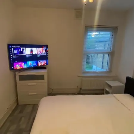 Snug Kingsize Bedroom Flat In Apartment London