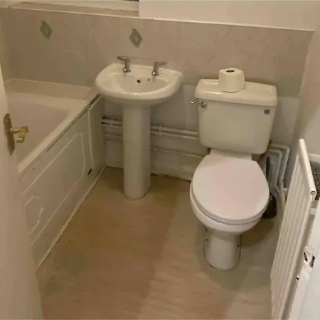 Apartment Snug Kingsize Bedroom Flat In *