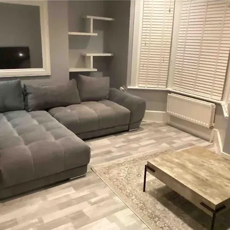Snug Kingsize Bedroom Flat In London