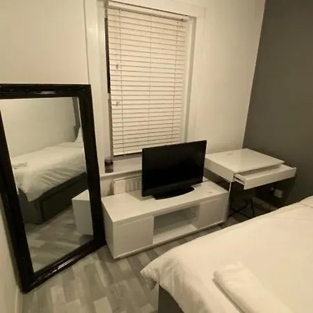 Snug Kingsize Bedroom Flat In Apartment *