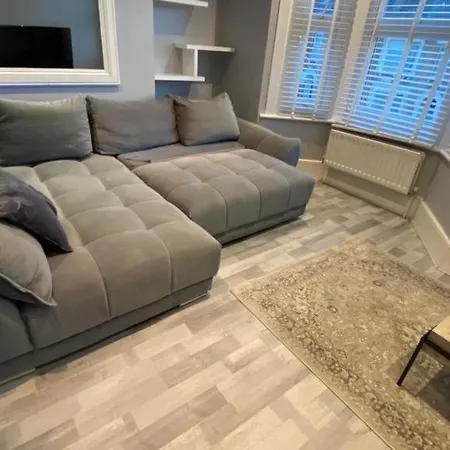 Snug Kingsize Bedroom Flat In Apartment