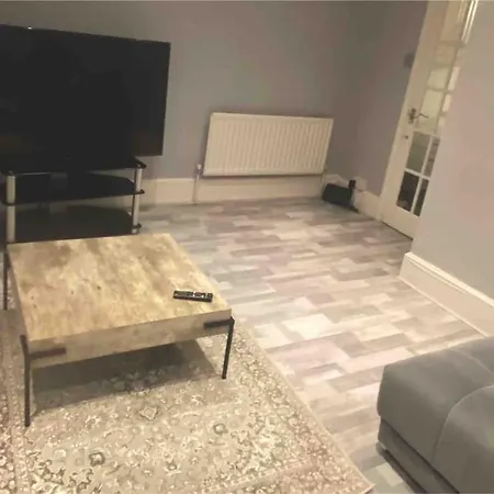 Apartment Snug Kingsize Bedroom Flat In London