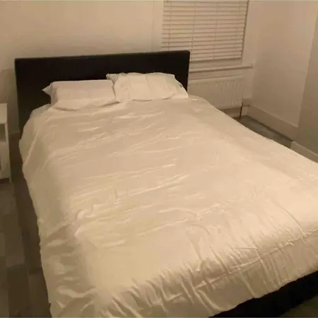 Apartment Snug Kingsize Bedroom Flat In