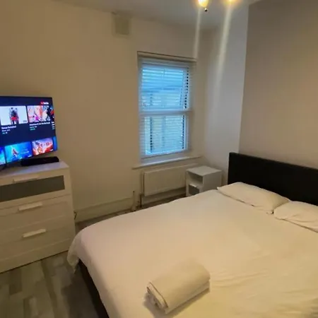 Apartment Snug Kingsize Bedroom Flat In London
