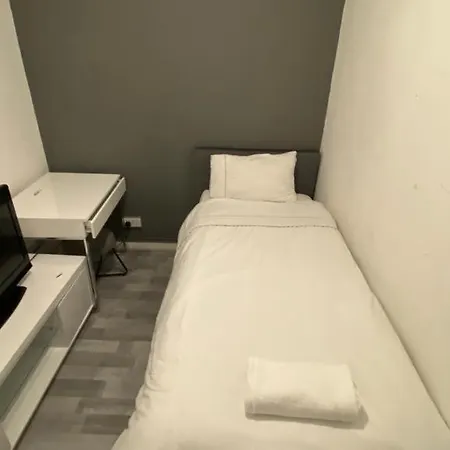 Snug Kingsize Bedroom Flat In * London