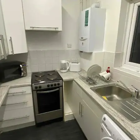 Snug Kingsize Bedroom Flat In Apartment London