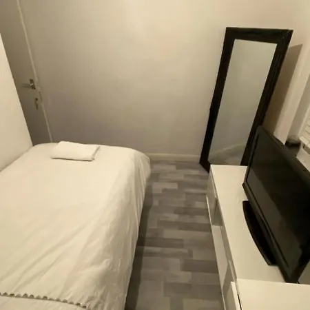Snug Kingsize Bedroom Flat In London