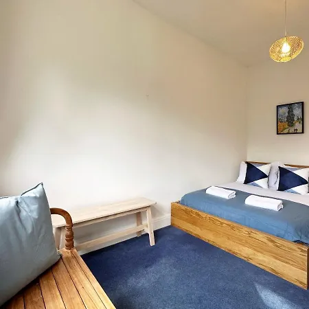 Kim's 3 Bedroom House With Free On-street Parking - 3 Double Beds, Spacious * Palmers Green