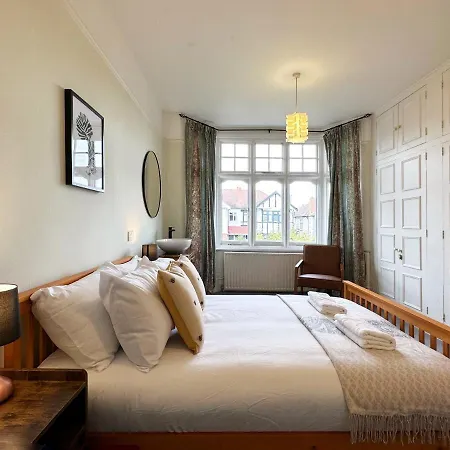 Kim's 3 Bedroom House With Free On-street Parking - 3 Double Beds, Spacious