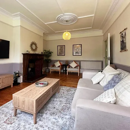 Prázdninový dům Kim's 3 Bedroom House With Free On-street Parking - 3 Double Beds, Spacious *