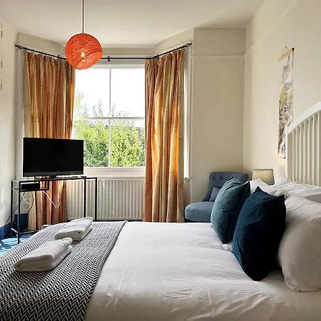 Holiday home Kim's 3 Bedroom House With Free On-street Parking - 3 Double Beds, Spacious Palmers Green
