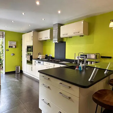 Holiday home Kim's 3 Bedroom House With Free On-street Parking - 3 Double Beds, Spacious