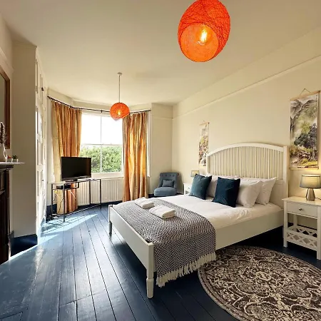 Kim's 3 Bedroom House With Free On-street Parking - 3 Double Beds, Spacious *
