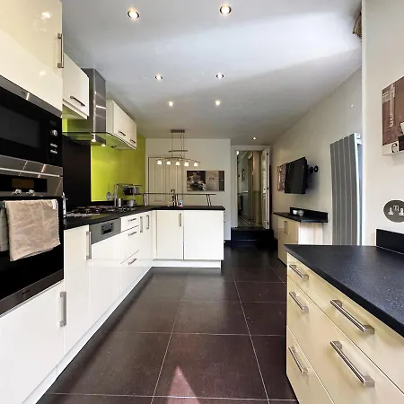 Kim's 3 Bedroom House With Free On-street Parking - 3 Double Beds, Spacious Holiday home *