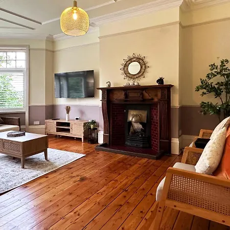Holiday home Kim's 3 Bedroom House With Free On-street Parking - 3 Double Beds, Spacious Palmers Green