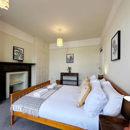 Kim's 3 Bedroom House With Free On-street Parking - 3 Double Beds, Spacious Palmers Green